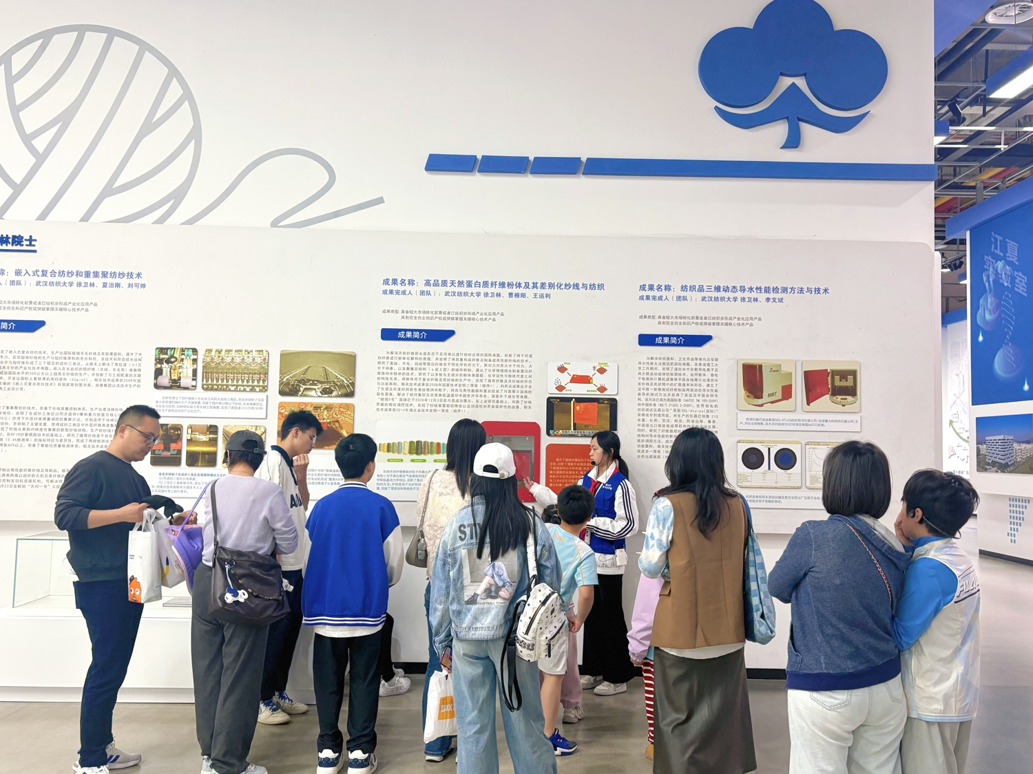 志愿者讲述科学家故事“月面中国红”.jpg