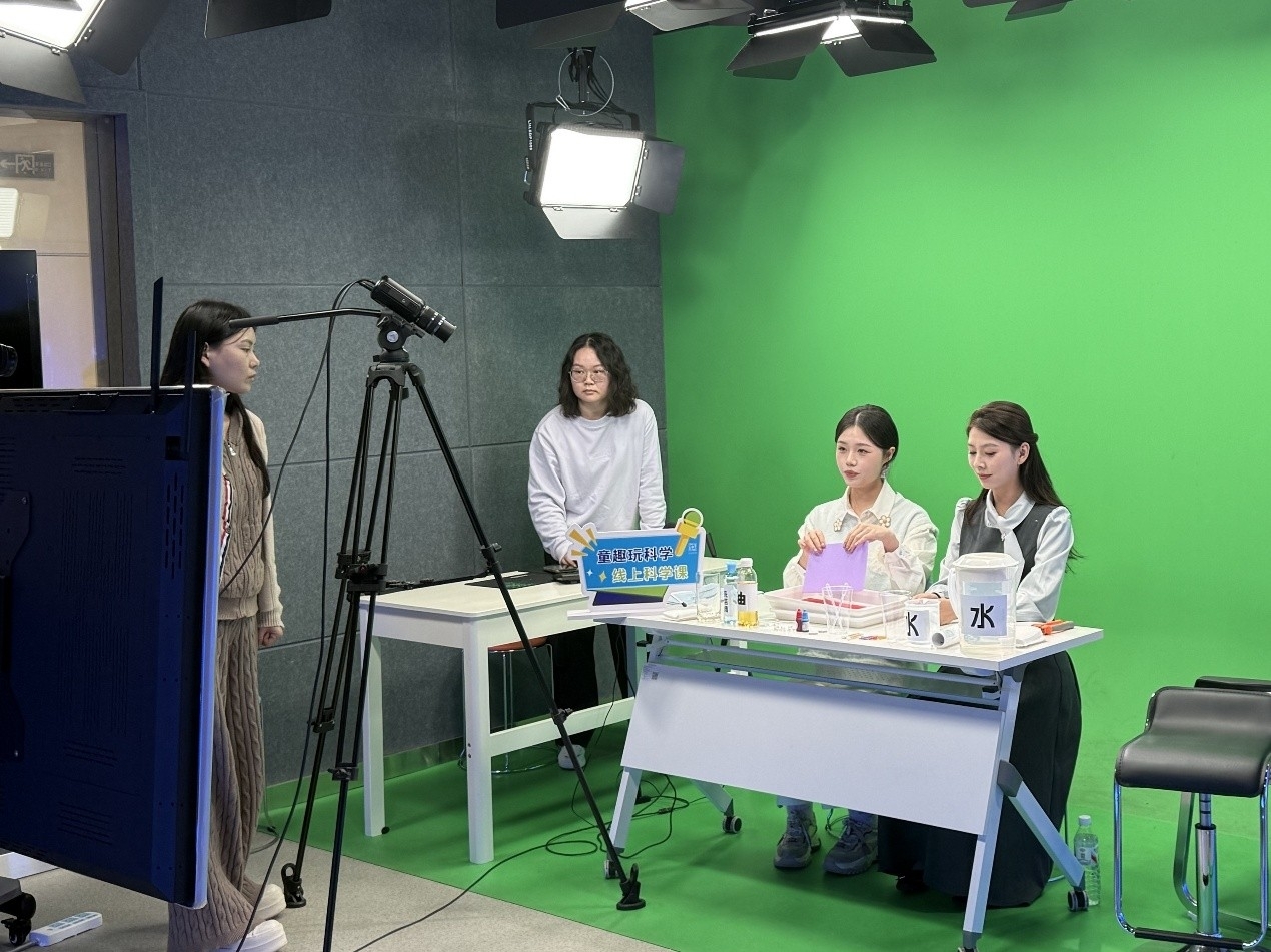 省科技馆与荆楚网首次合作开展“童趣玩科学”线上科学课.jpg